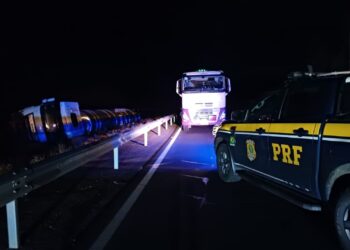 Vazamento de combustível após acidente causa bloqueio total na BR-386