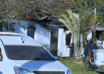 Casal de idosos morre em incêndio na Região Central; polícia investiga se lareira acesa ou celular na tomada teriam causado chamas