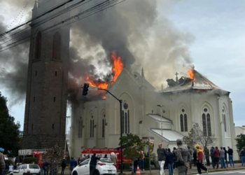 Incêndio atinge Igreja Matriz de Flores da Cunha, na Serra Gaúcha