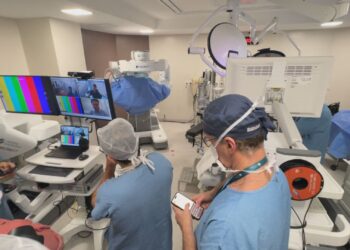 Médico brasileiro na China opera paciente em Porto Alegre, a mais de 19 mil km de distância, com robô