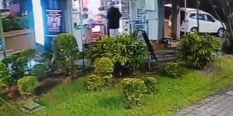 Foragido da Justiça é morto ao tentar roubar banca de revistas de PM aposentado em Porto Alegre; VÍDEO