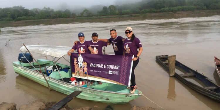 Profissionais de saúde vencem desafios para vacinação em área indígena