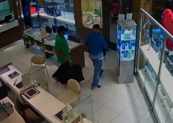 VÍDEO mostra dupla com boné e barba falsa durante assalto a joalheria em shopping de Porto Alegre; 4 já foram presos