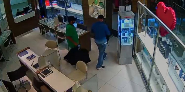 VÍDEO mostra dupla com boné e barba falsa durante assalto a joalheria em shopping de Porto Alegre; 4 já foram presos